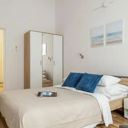 Urban Lights In Downtown Apartment *