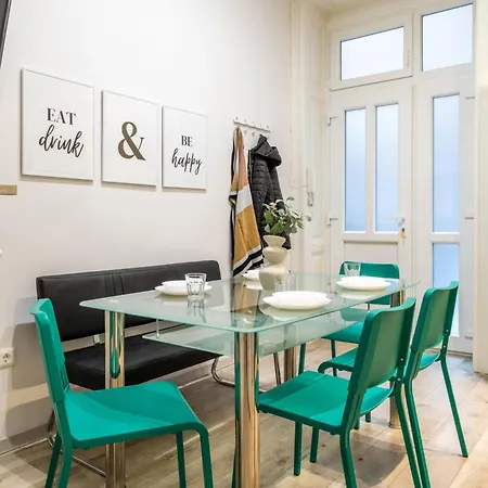 Urban Lights In Downtown Apartamento Budapest